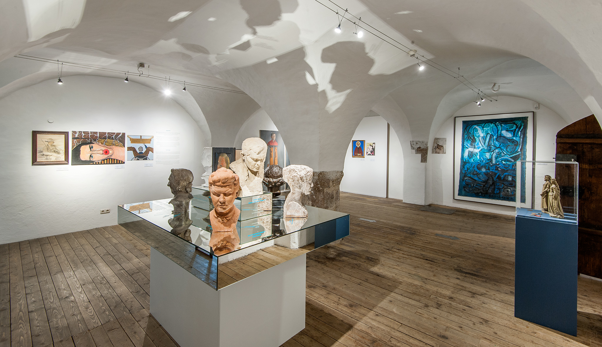 Blick in die Ausstellung  "Das Ich widergespiegelt_Kitzbüheler Menschenbilder des 20. und 21. Jahrhunderts" im Museum Kitzbühel - Sammlung Alfons Walde bis 05.10.2019. Foto: Museum Kitzbühel - Sammlung Alfons Walde. 