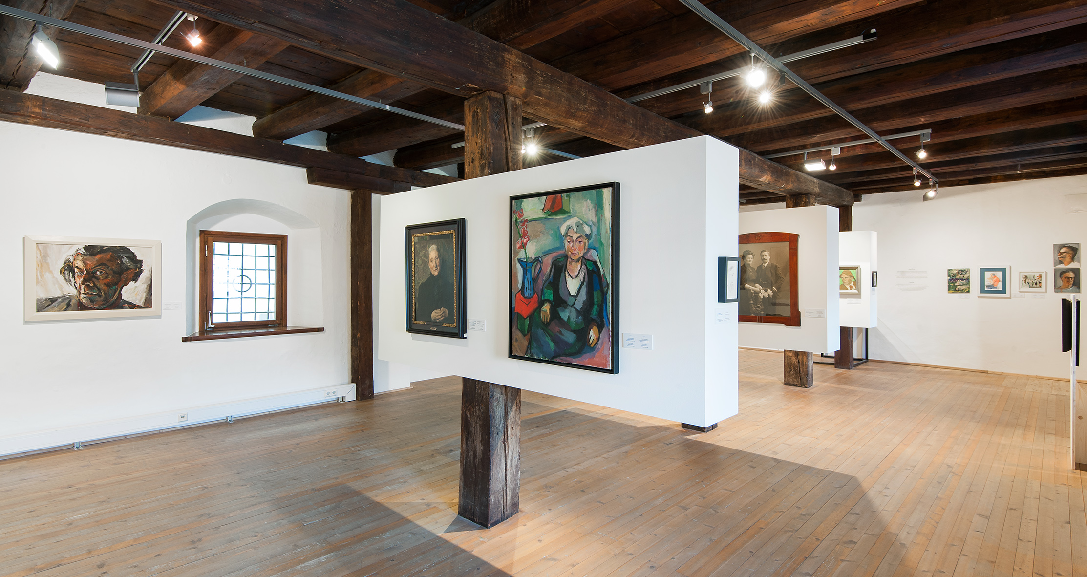 Blick in die Ausstellung  "Das Ich widergespiegelt_Kitzbüheler Menschenbilder des 20. und 21. Jahrhunderts" im Museum Kitzbühel - Sammlung Alfons Walde bis 05.10.2019. Foto: Museum Kitzbühel - Sammlung Alfons Walde. 