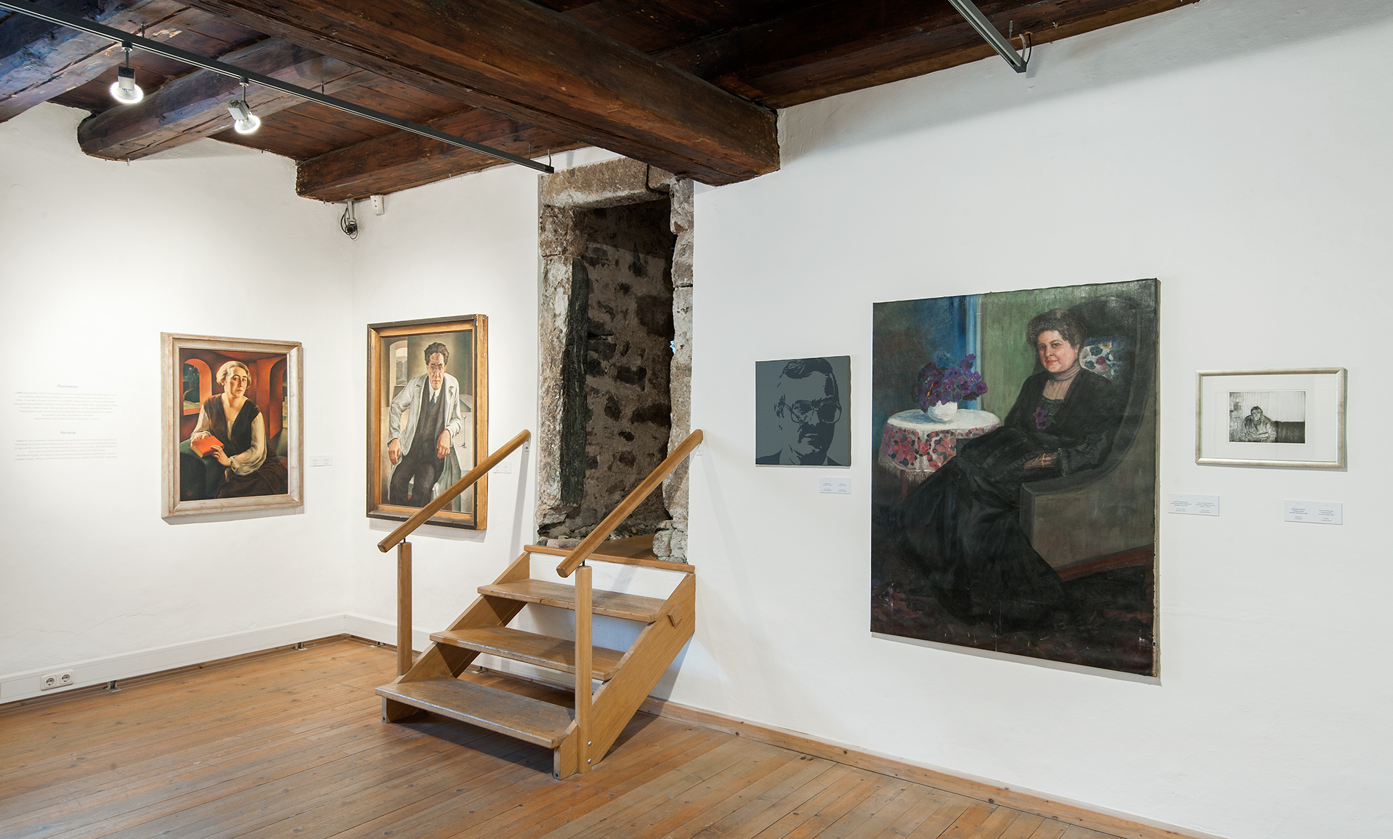 Blick in die Ausstellung  "Das Ich widergespiegelt_Kitzbüheler Menschenbilder des 20. und 21. Jahrhunderts" im Museum Kitzbühel - Sammlung Alfons Walde bis 05.10.2019. Foto: Museum Kitzbühel - Sammlung Alfons Walde. 