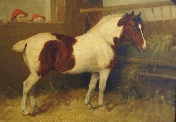 Julius von Blaas, Porträt eines besonderen Pferdes im Stall, im Hintergrund der elfjährige Ludwig und der neunjährige Carl Theodor von Blaas, die Söhne von Julius von Blaas, 1895, Öl auf Holz, Privatbesitz.