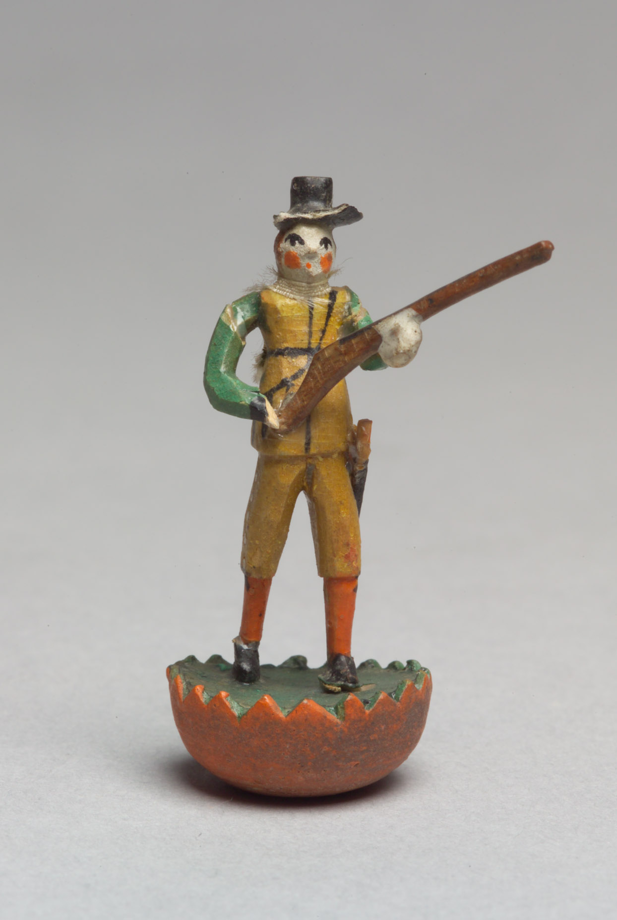 Stehaufmännchen | Berchtesgaden, 2. Viertel 17. Jahrhundert | Eisen, Holz, Seide, farbig gefasst | H. ca. 5 cm, Dm. Sockel ca. 2,5 cm | Schloss Ambras Innsbruck, Inv.-Nr. PA 700_1 | Foto: KHM-Museumsverband, Wien.