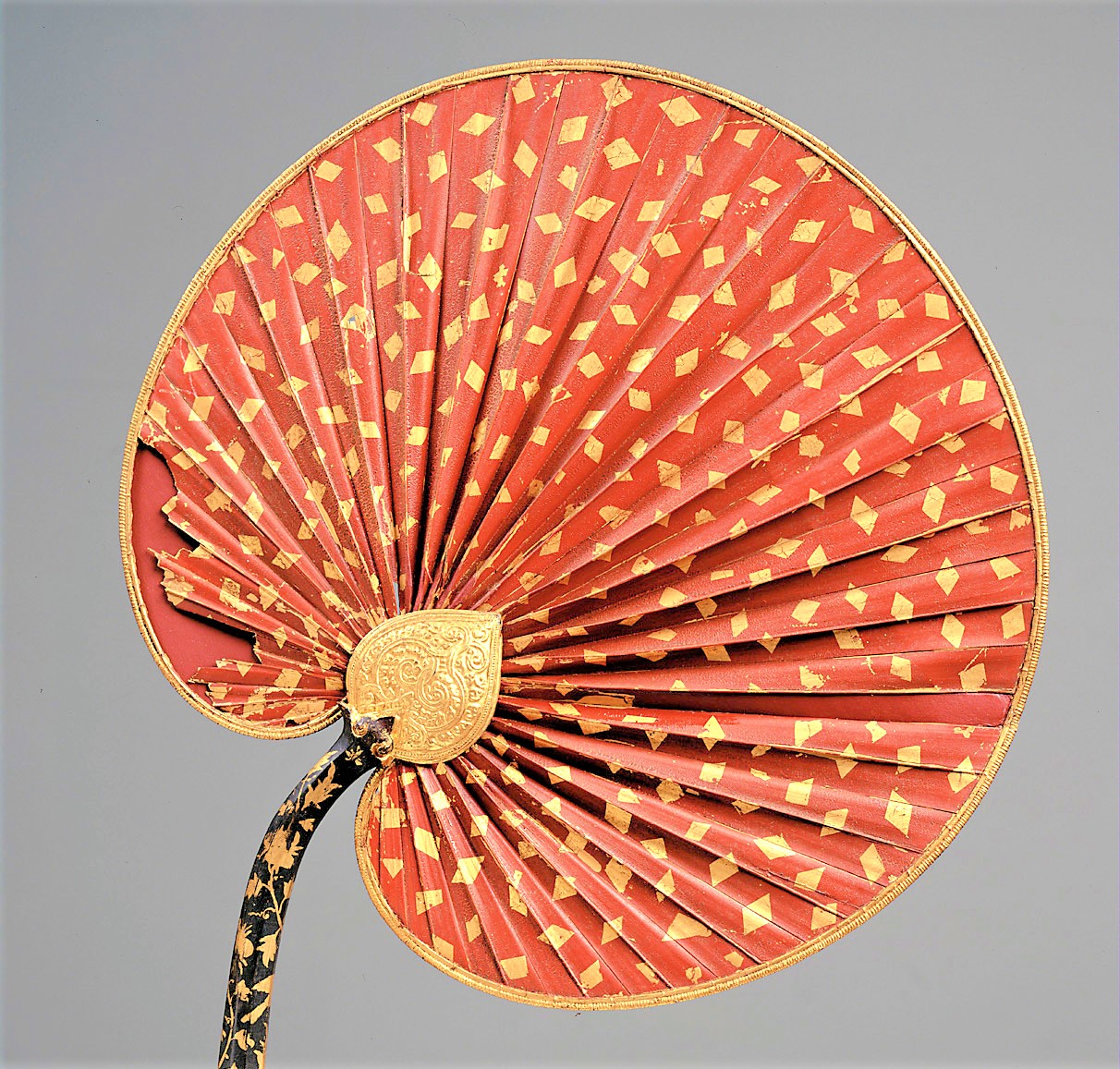 Palmblattfächer, Siam, Malaysia, 2. Hälfte 16. Jahrhundert, Holz, Palmblatt, Schloss Ambras Innsbruck, Inv.-Nr. PA 512. | www.khm.at/de/object/eea3f2102e/ | © KHM-Museumsverband. Palmblattfächer, Siam, Malaysia, 2. Hälfte 16. Jahrhundert, Holz, Palmblatt, Schloss Ambras Innsbruck, Inv.-Nr. PA 512. | www.khm.at/de/object/eea3f2102e/ | © KHM-Museumsverband.