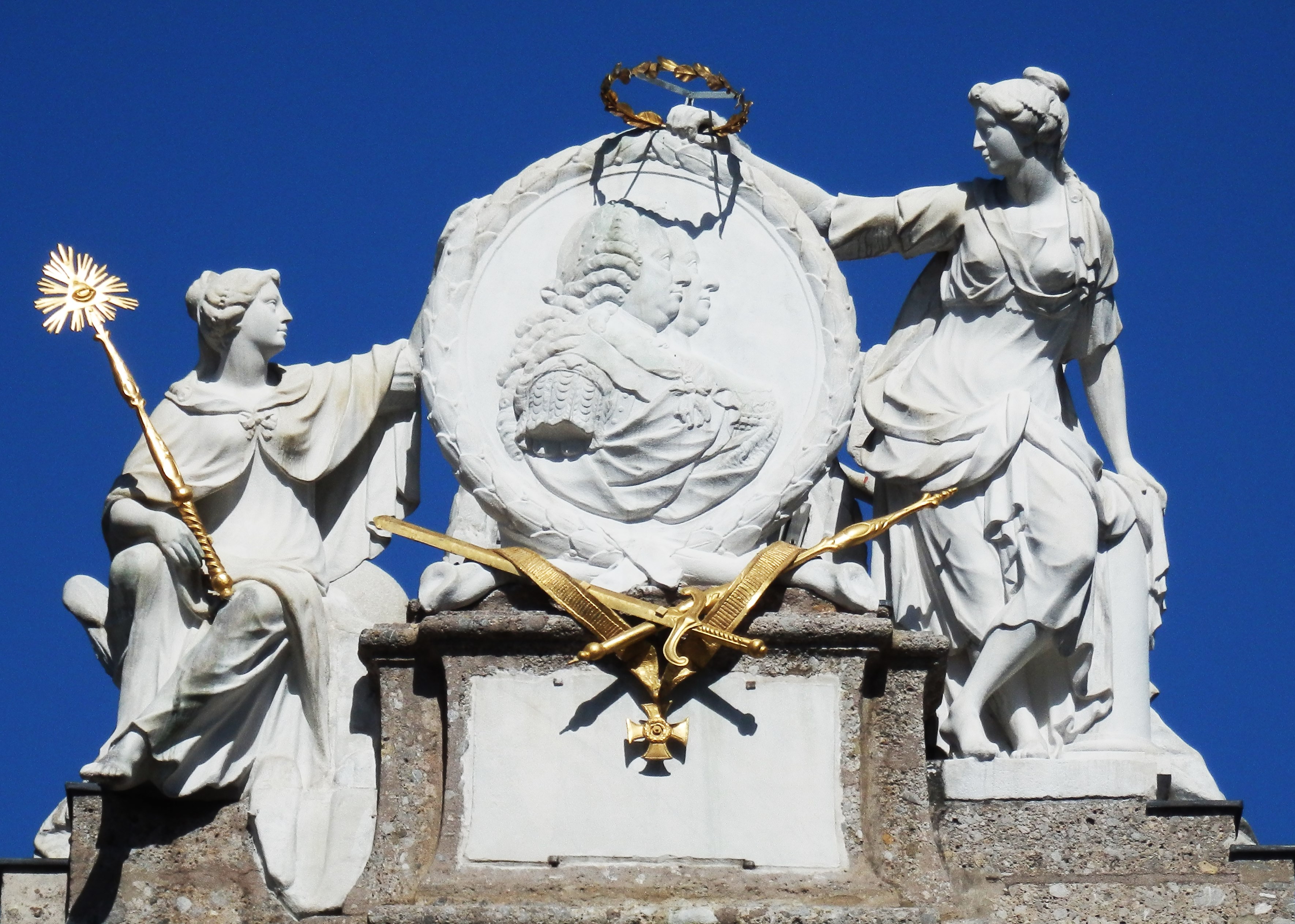 Balthasar Ferdinand Moll, Die Porträts Franz I. Stephans und Maria Theresias flankiert von Providentia Divina (links) und Constantia (rechts), 1773/1775,  Sterzinger Marmor, Innsbruck, Triumphpforte, „Feldseite“. Foto: Dr. Helmuth Oehler, Innsbruck.